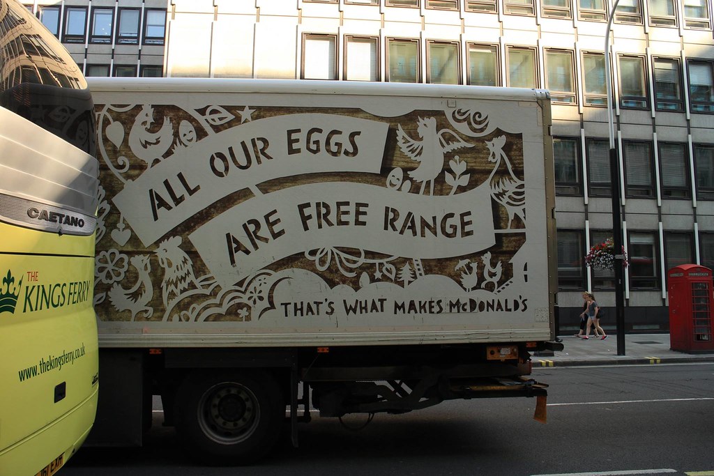 英國麥當勞2012年起全面採用放牧雞蛋，圖為英國麥當勞的貨車，許惠婷2015年攝於英國倫敦