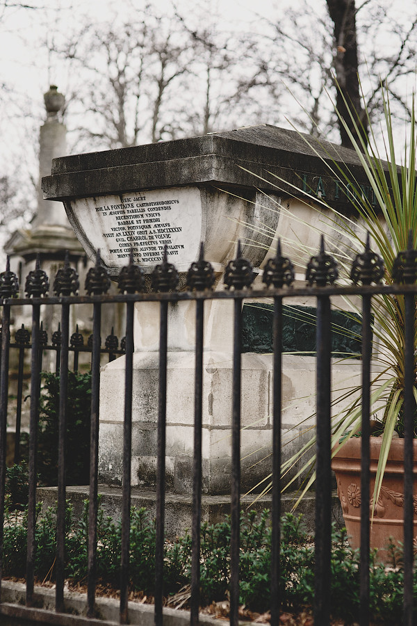 Могила Лафонтена на кладбище Пер-Лашез в Париже