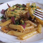 Penne with roasted onions, Frisian blue and walnuts