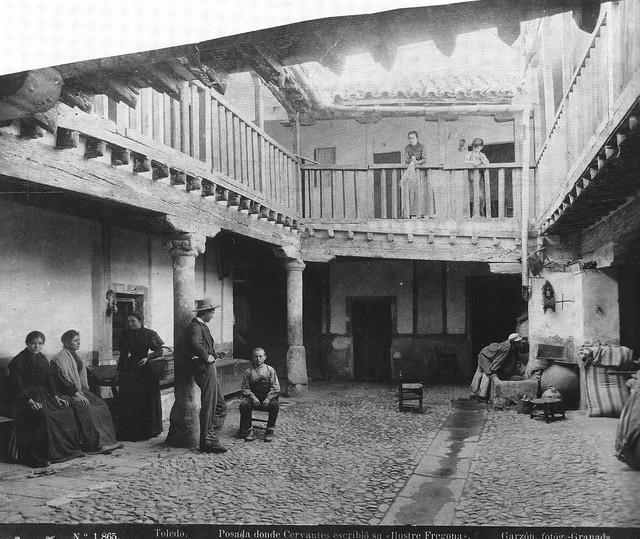 Patio de la Posada de la Sangre hacia 1885. Fotografía Rafael Garzón. The Hispanic Society of America