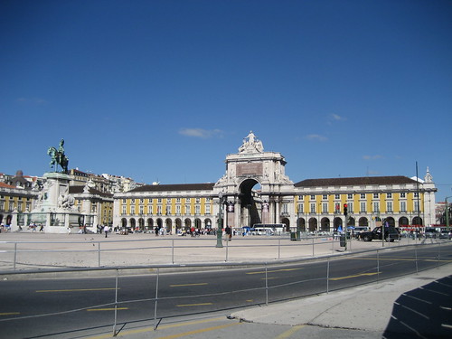 Plaza del Comercio con la Estatua Ecuestre de José I y el Arco triunfal de Rua Augusta. ViajerosAlBlog.com.