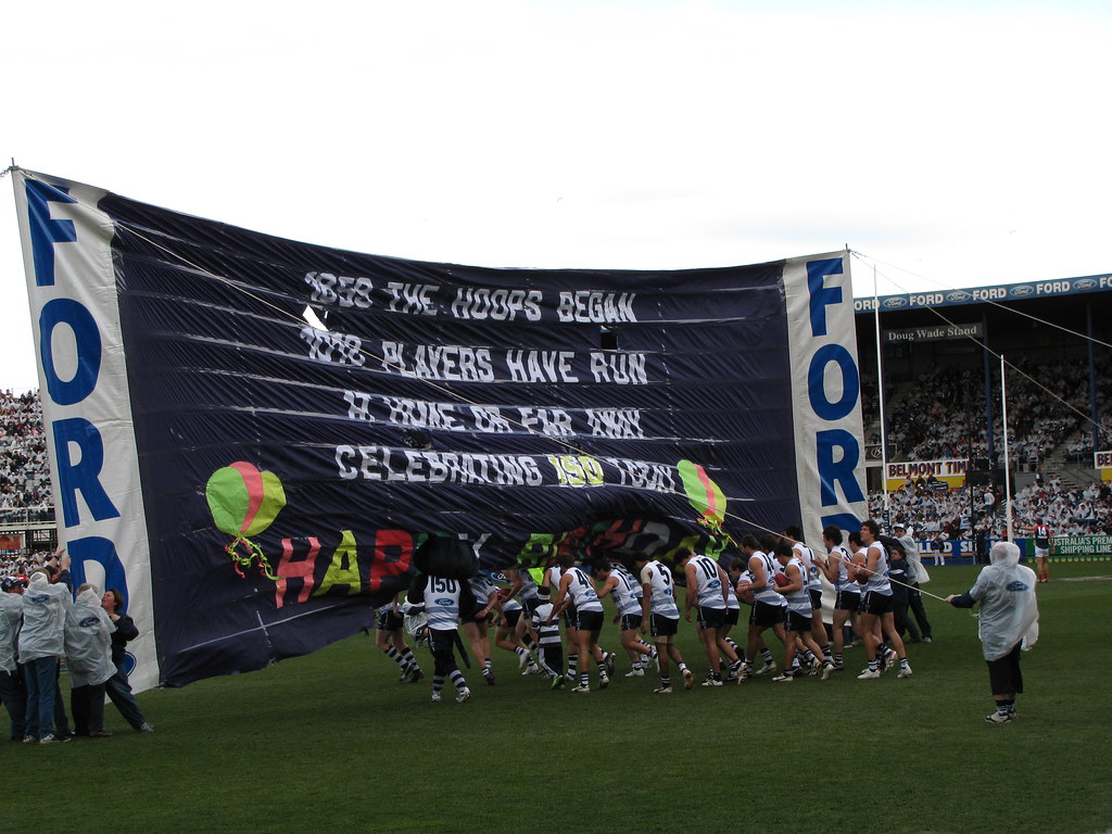 running through the geelong banner | at the geelong ground o… | flickr