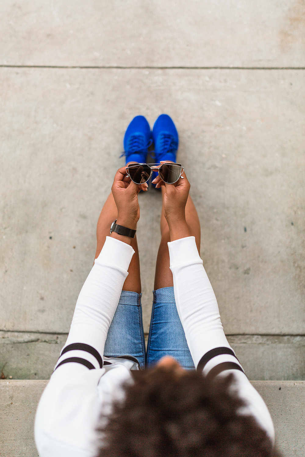 mirrored sunglasses, how to wear blue sneakers