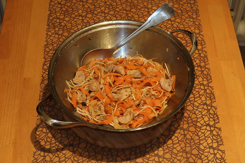 Wok-Gericht mit Schweineschnitzel, Möhren, Sojasprossen, Honig und Ingwer
