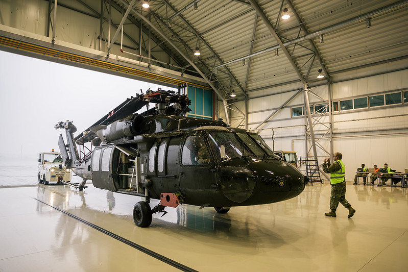 Ar lidmašīnu "Galaxy" no ASV Latvijā nogādā helikopterus "Black Hawk"