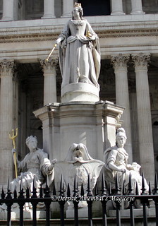 Queen Anne statue outside St.Paul's Cathedral, London | Flickr
