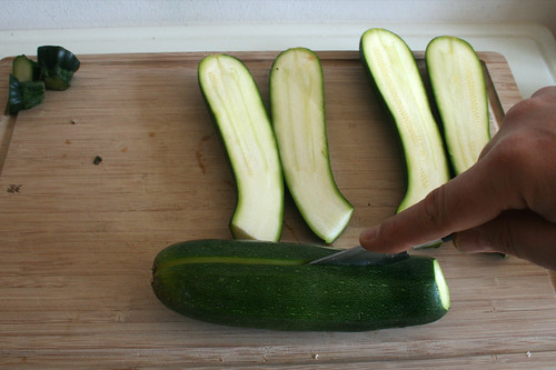 14 - Zucchini halbieren / Cut zucchini in halfs
