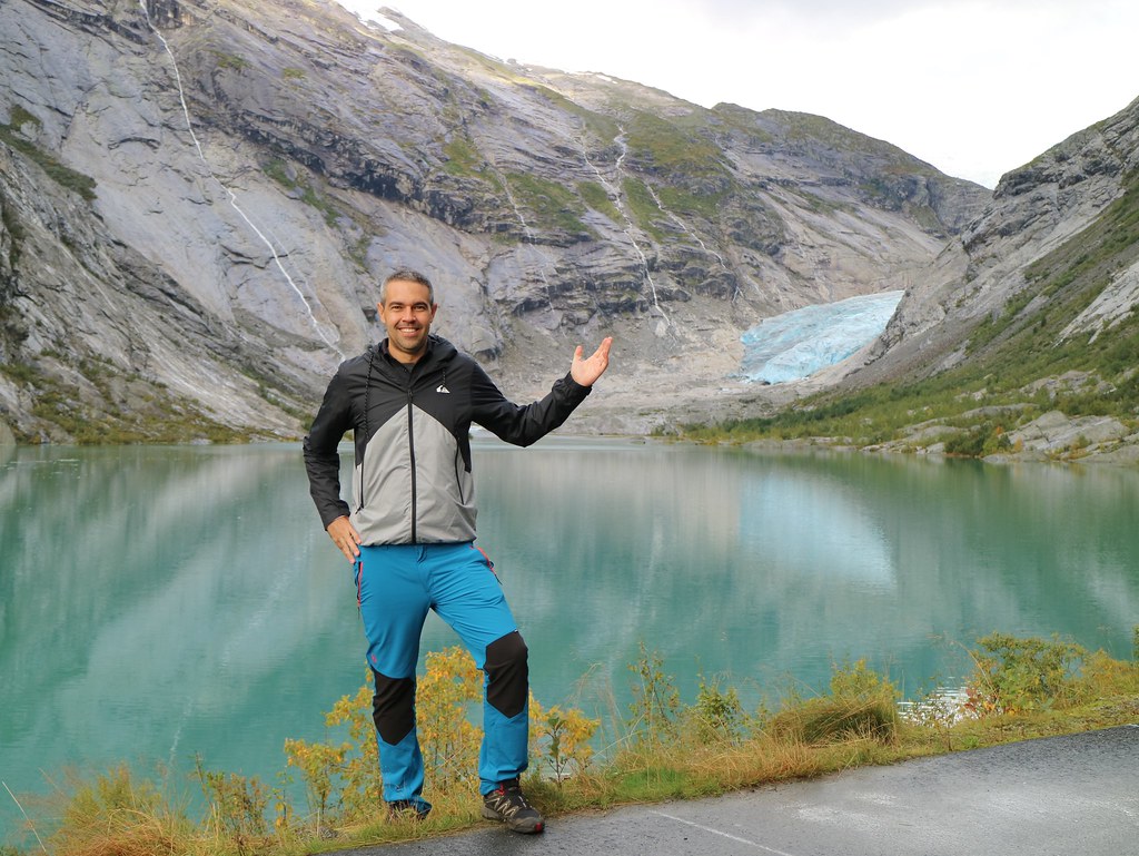 Lago frente al glaciar Jostedal