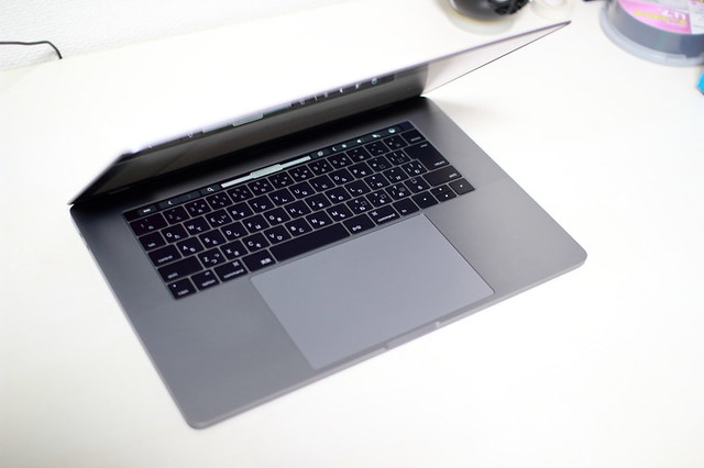 MacBook Pro 15インチ(2016)の天板を閉じる写真