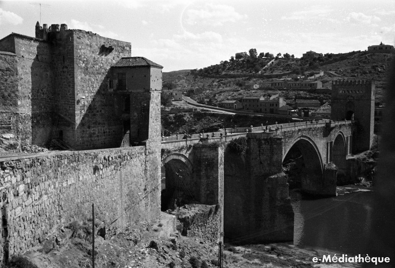 Puente de San Martín en Toledo en agosto de 1965. Fotografía de Jacques Revault © e-Médiathèque | Médiathèque SHS de la Maison méditerranéenne des sciences de l'homme