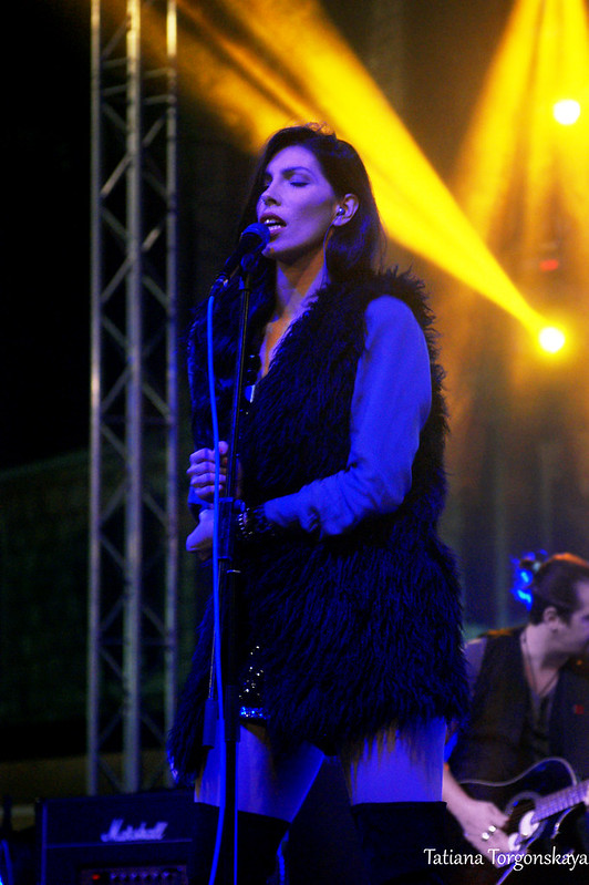 Тияна Среткович, солистка группы "Neverne bebe" на концерте в Херцег Нови