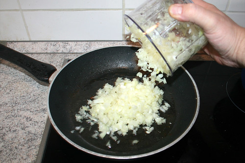 28 - Zwiebeln in Bratfett geben / Add onions in dripping