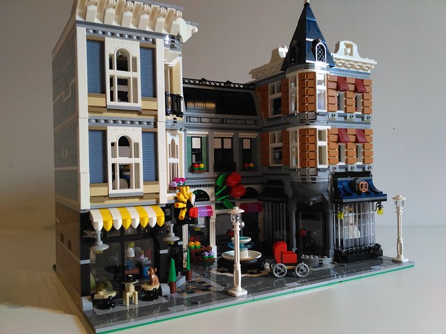 Building the LEGO set 10255 Assembly Square