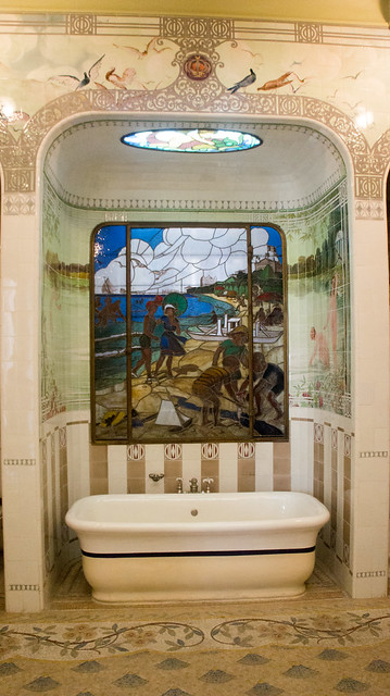 Main bathroom in the Fatima Haider Palace/Royal Jewelry Museum 