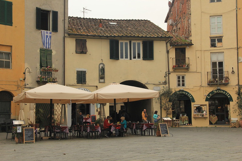 Piazza Anfiteatro, Lucca