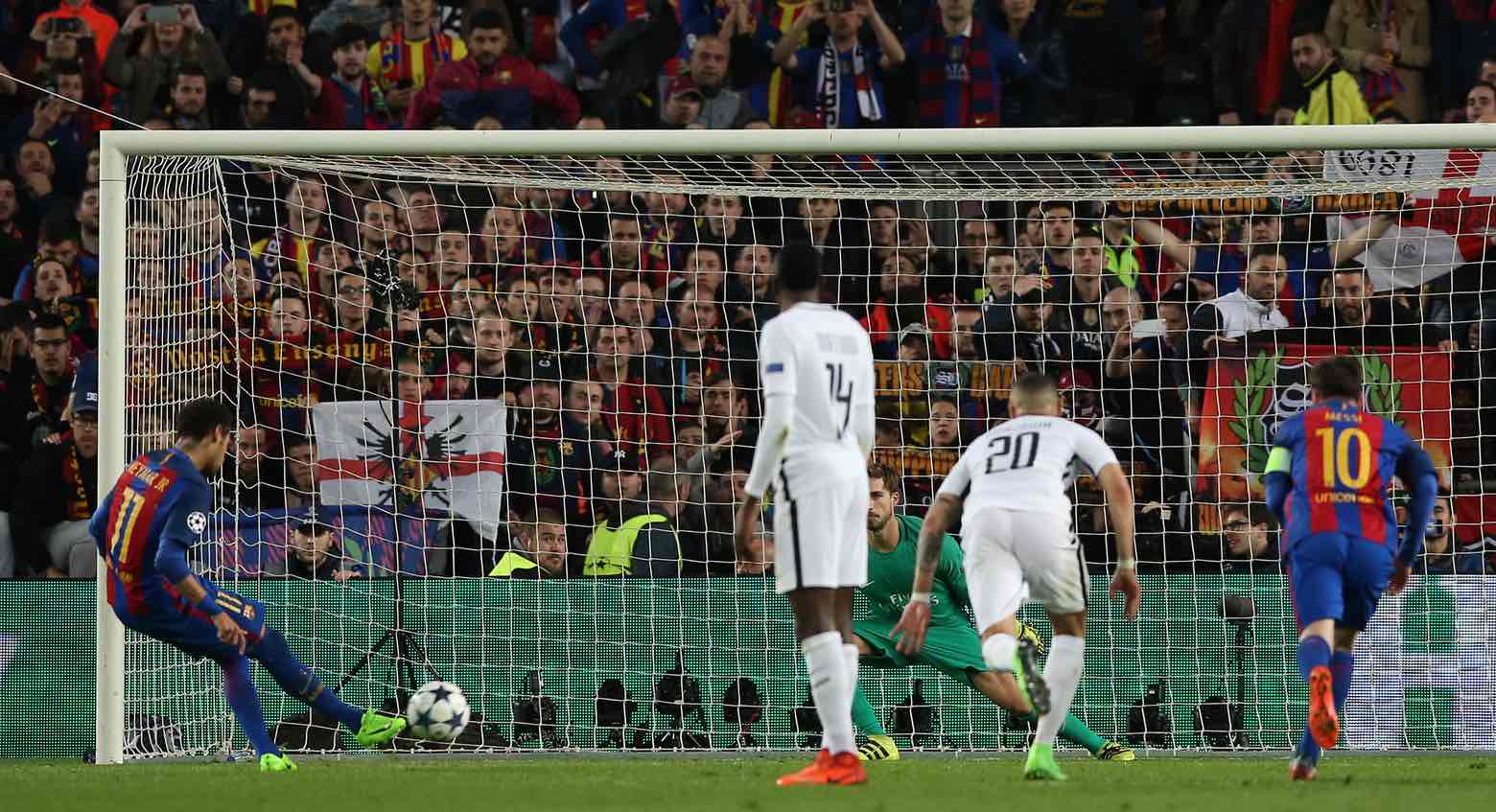 170308_ESP_Barcelona_v_PSG_6_1_BRA_Neymar_converts_penalty