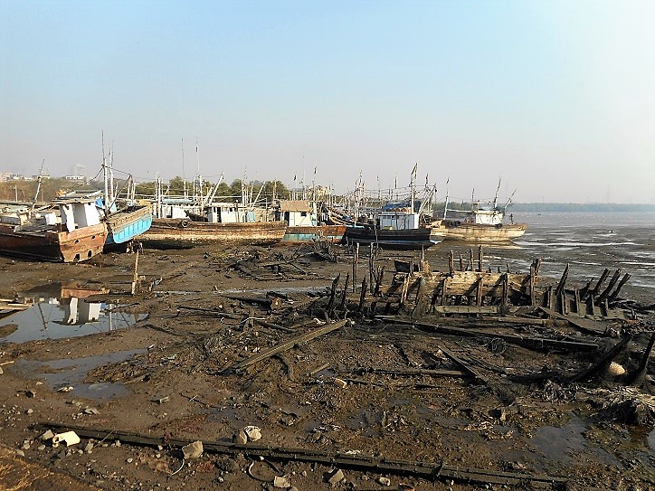 The sides of the mudflats near the jetty are strewn with metal and wooden waste from the broken down ships alongside the boats docked near the jetty for repair. The surroundings have a look of an industrial wasteland. The garbage, waste and the sewage generated from the city get dumped here, poisoning the environment and littering the surroundings.