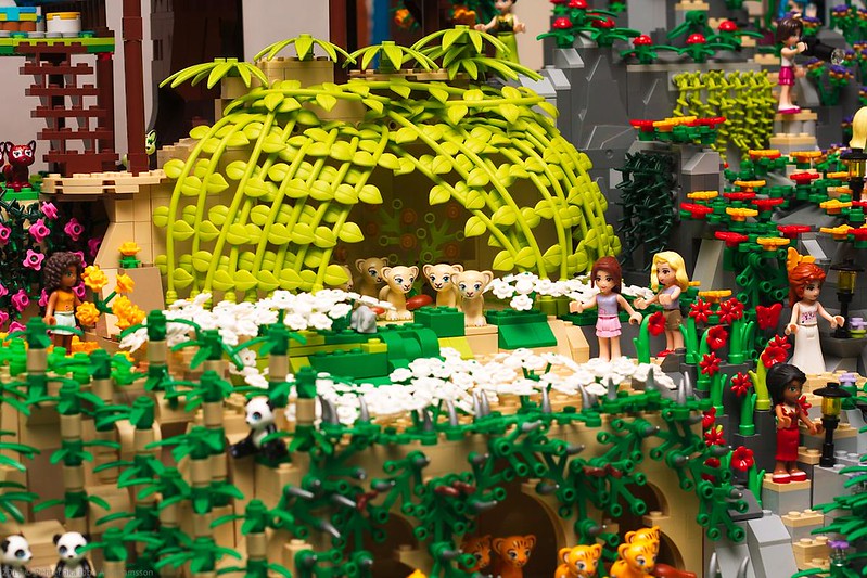 [MOC] gigantesque : univers parallèle, tous les lego Girly font la fête chez Lego Elves 33757509956_b3c07720d9_c