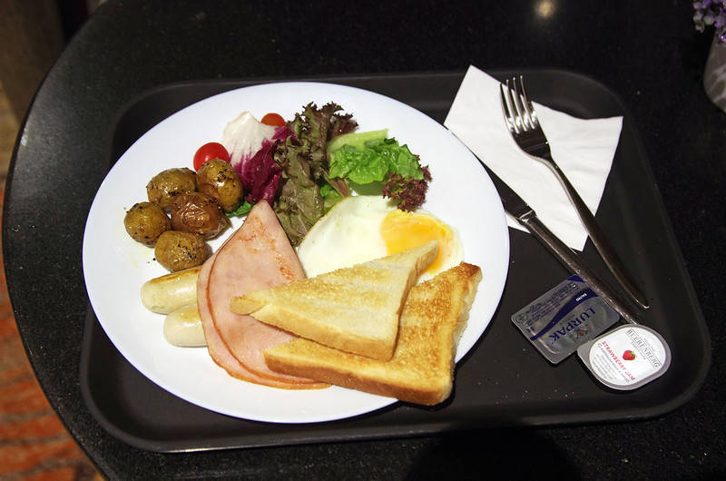 breakfast at aerotel singapore