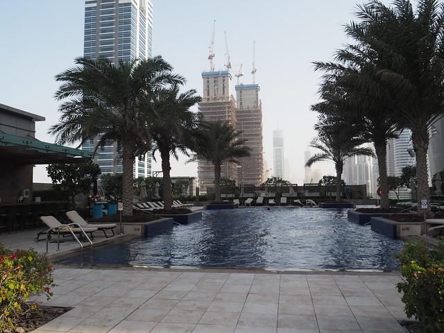 P1210918 JW Marriott Marquis Hotel Dubai JW マリオット マーキス ドバイ ホテル プール pool