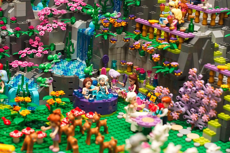 [MOC] gigantesque : univers parallèle, tous les lego Girly font la fête chez Lego Elves 33668550461_fc101bae11_c