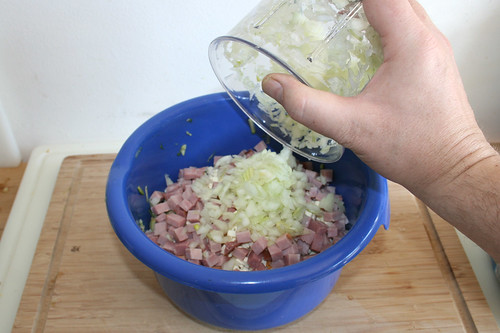 22 - Gewürfelte Zwiebel addieren / Add diced onion