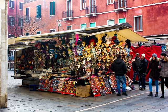Puesto de máscaras de carnaval en Venecia.