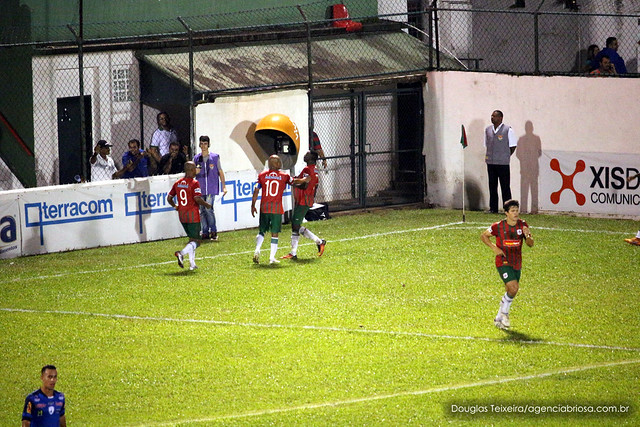 Portuguesa Santista comemora primeiro gol marcado na partida