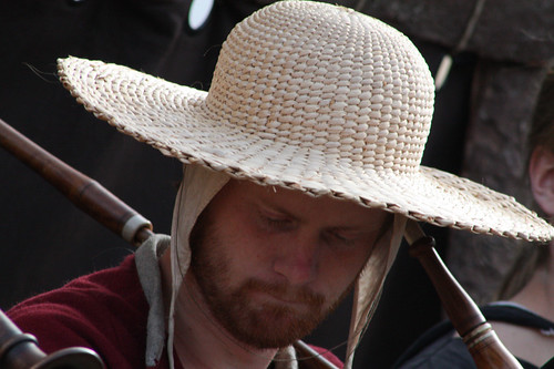 Den flätade hatten är en bubblare. Vagandos säckpipeblåsare Jesper Hillbom är dess bärare.