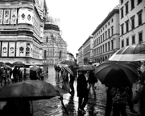 Firenze. Pioggia e passanti.