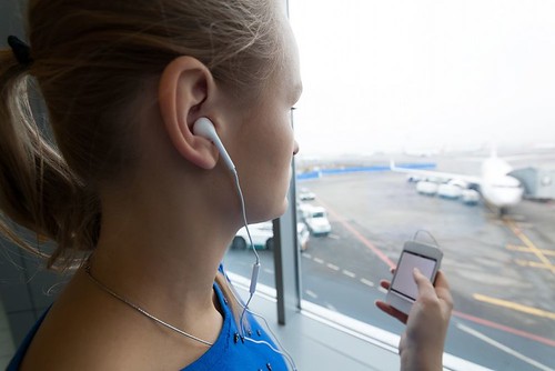 У жінки в літаку вибухнули навушники від мобільного