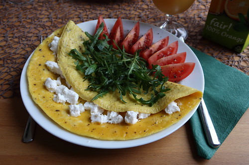 Omelett mit Ziegenfrischkäse, Tomaten und Rucola