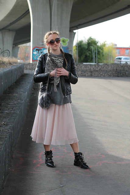midi-skirt-and-boots-whole-outfit-front-wiebkembg