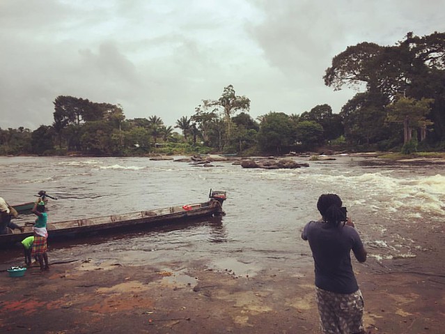 Loading our boat for home return after spending the day in another village where the paramount chief lives. We had our afternoon meal there. #riverlife #maroons #saramaccas #suriname #riverlife #africandiaspora #suriname_residency2017 @dvcai @knightfdn #m