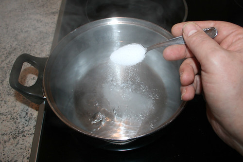 48 - Kochendes Wasser salzen / Salt cooking water