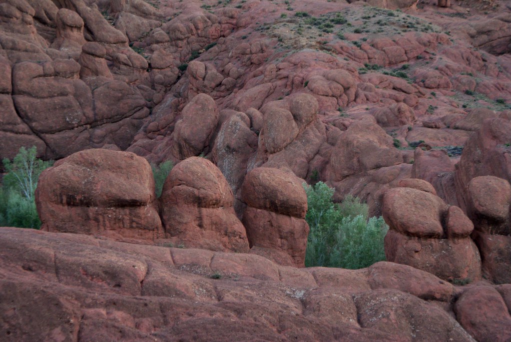Formations rocheuses curieuses dans les Gorges de Dades au Maroc : personnages magiques, champignons ou phallus, chacun y voit ce qu'il veut bien voir.