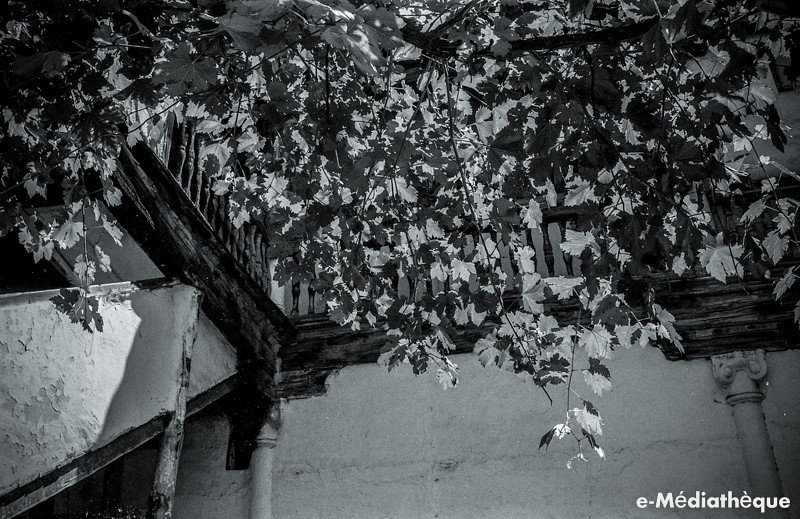 Casa donde falleció Baltasar Elisio de Medinilla (Plaza de Santa Teresa) fotografiada en en agosto de 1965. Fotografía de Jacques Revault © e-Médiathèque | Médiathèque SHS de la Maison méditerranéenne des sciences de l'homme