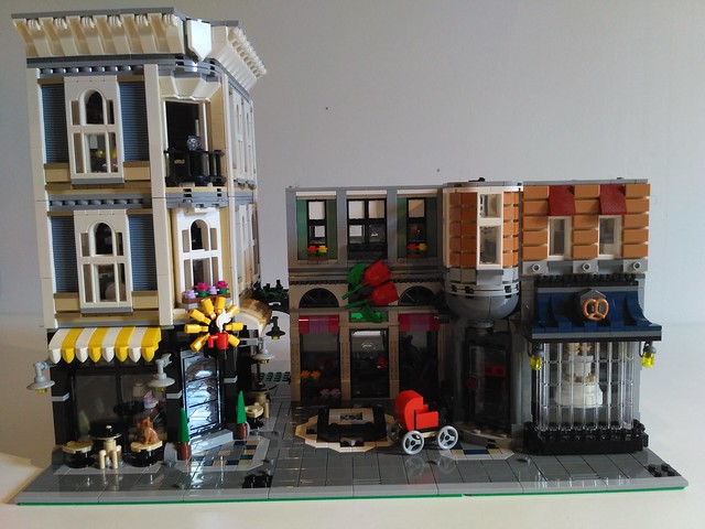Building the LEGO set 10255 Assembly Square