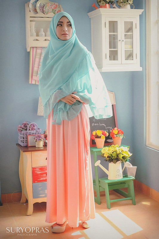 POSE model hijab indoor