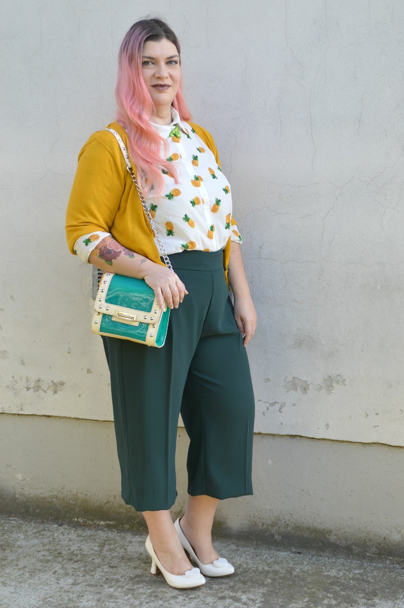 Outfit plus size giallo, verde e camicia con ananas (4)
