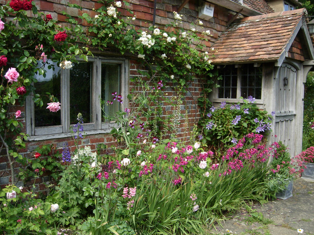 An English cottage garden June 2010 | mirianaponte | Flickr