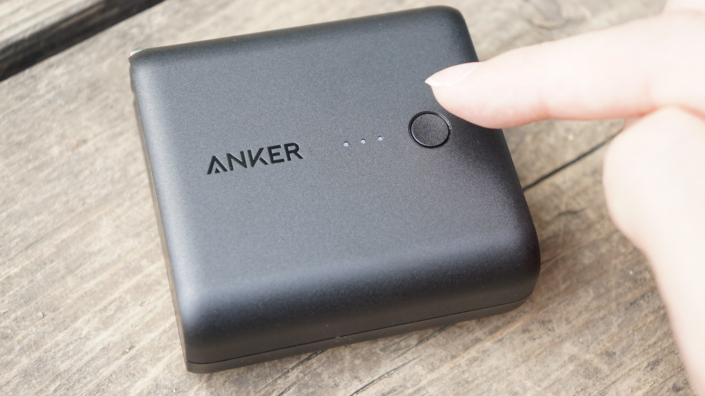 Anker PowerCore Fusion 5000の充電開始ボタン