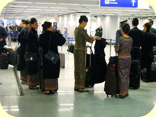 singapore airlines crew at frankfurt airport  cold