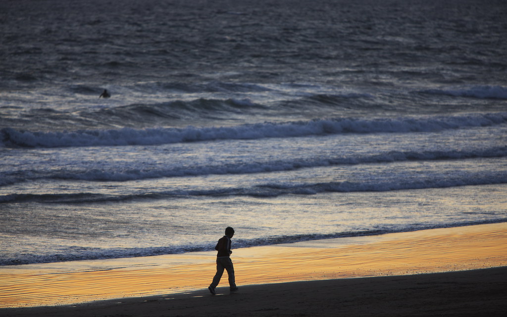 jogging on the beach | Minoru Nitta | Flickr