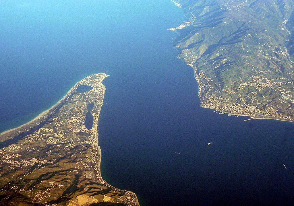 Пролив между озерами. Гибралтарский пролив. Мессинский пролив. Средиземное море Мессинский пролив. Гибралтарский пролив и Средиземное море.