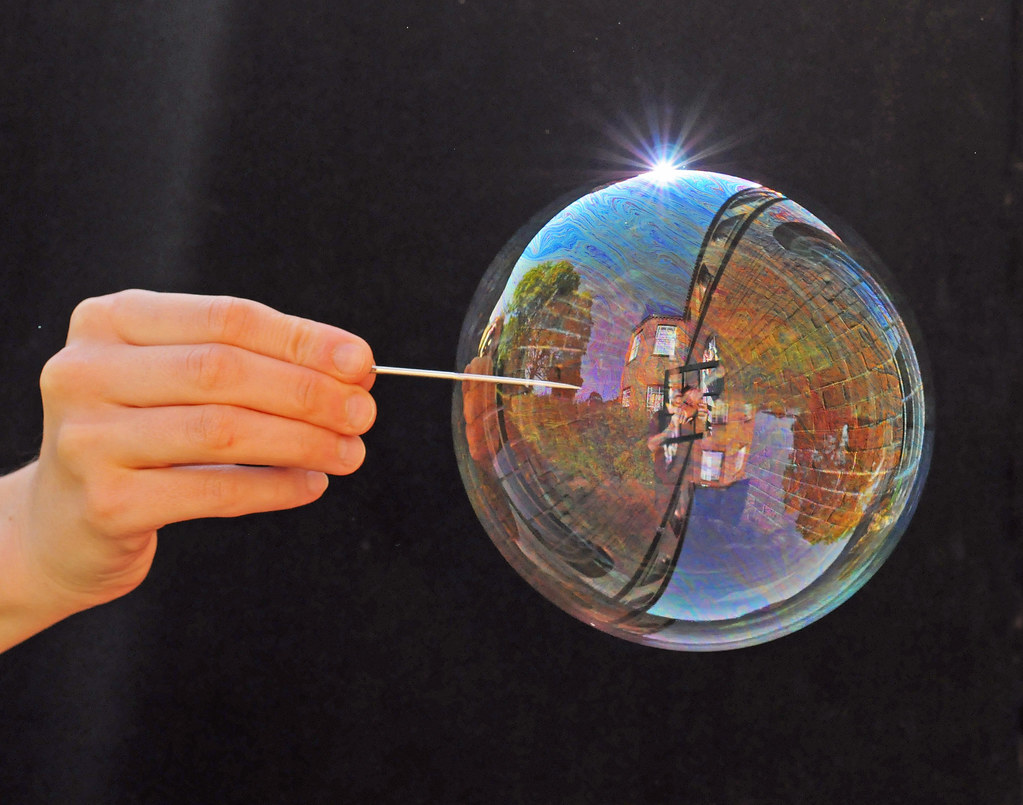 Хрупкий мир. Мир сквозь призму. Взгляд через призму. Мир в мыльном пузыре.
