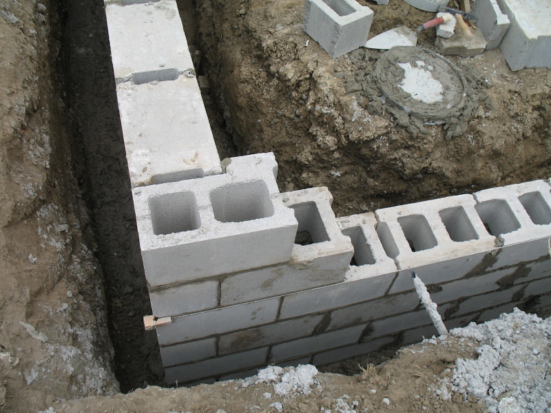Construction of Concrete Block Foundation Wall - Corner | Flickr