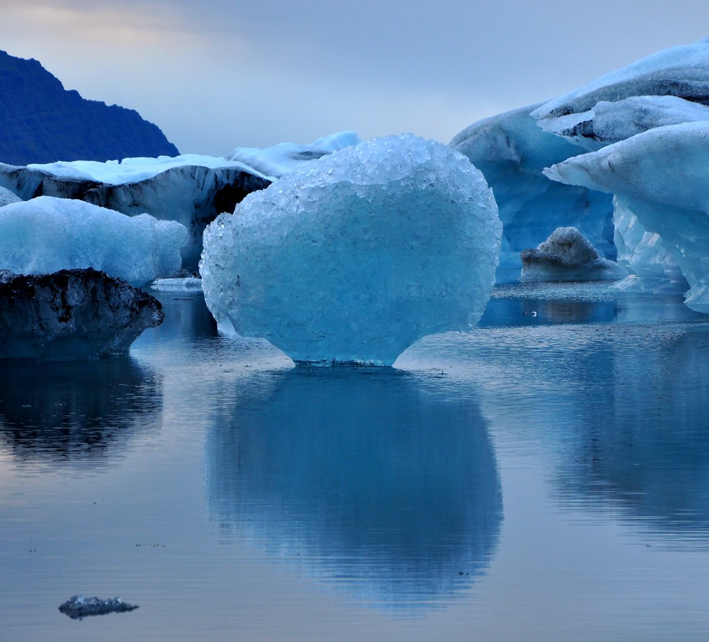 Голубые льды Исландии. Ледяная Страна. Фото льда в природе. Заледенелая природа.
