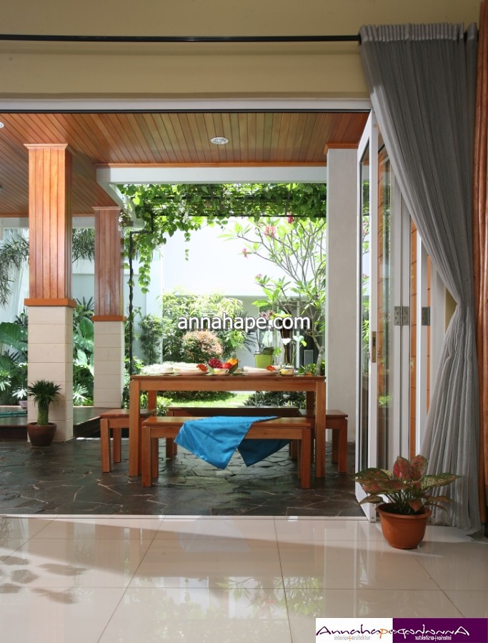 Foto desain ruang makan terbuka di teras belakang rumah for Siti di interior design