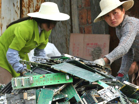 中國家用電器研究院的研究顯示，2015年非正規管道回收了86%的廢棄電子產品。 圖片來源：Greenpeace/Natalie Behring